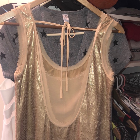 Gold sequins open back dress - Picture 4 of 6